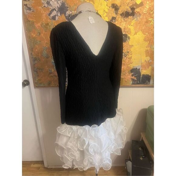 INCREDIBLE Erin Brooks Vintage Flapper Black Body Con Dress With A SWOOSH of Whi - Picture 2 of 6